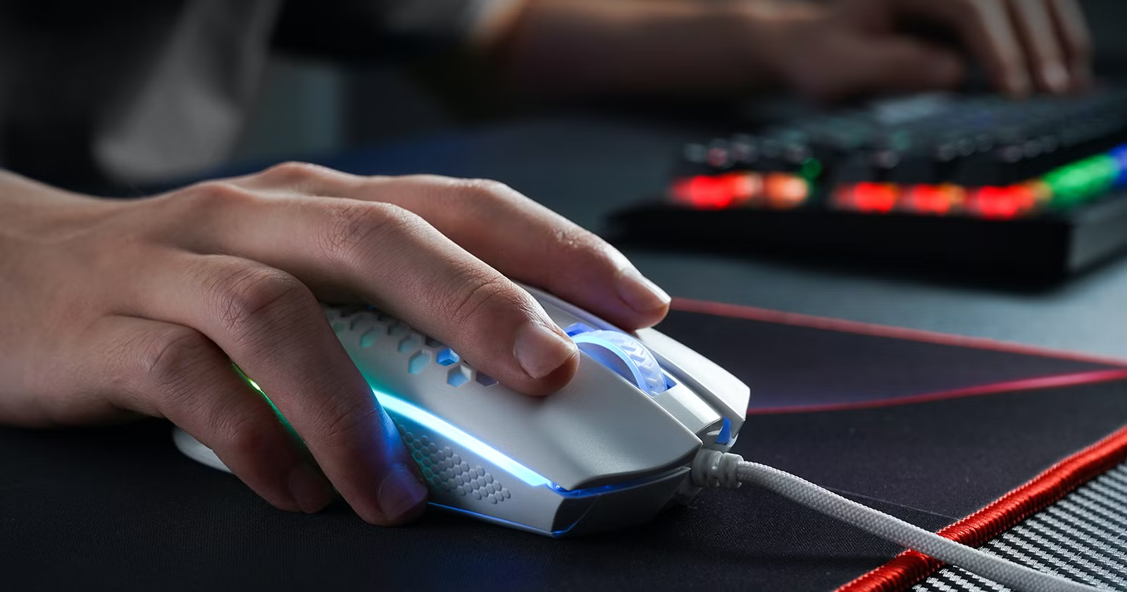 Maintaining Sensitivity Control in FPS Using the Left Hand